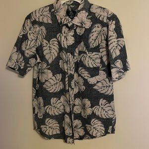 men’s small blue and white hawaiian print button down
